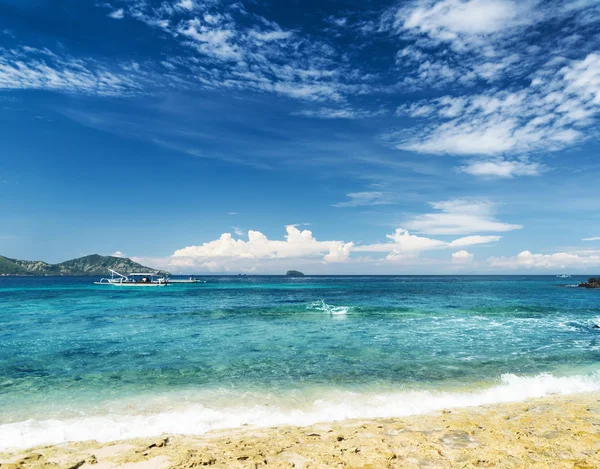 Belo mar tropical e céu azul — Fotografia de Stock