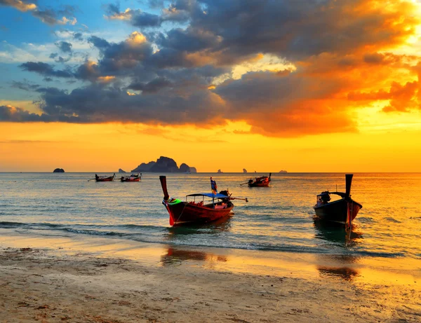 Традиційні тайські човни на пляжі заходу сонця — стокове фото