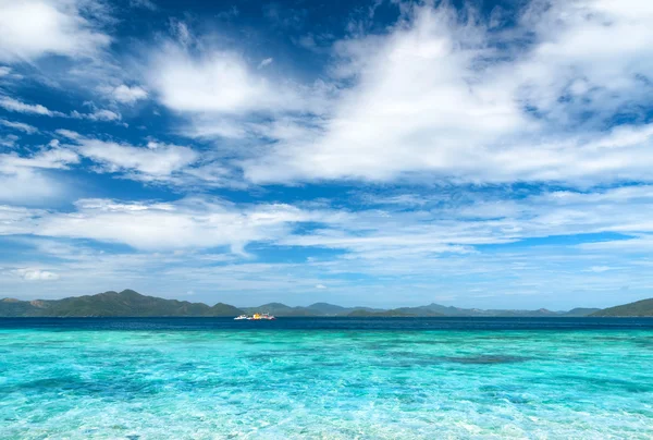 Beautiful tropical sea and blue sky — Stock Photo, Image