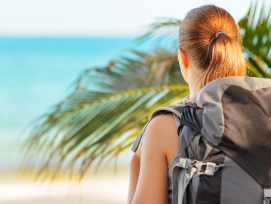genç kadın backpacker bir plajda