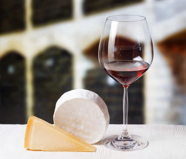 Verre de vin et tonneaux en bois dans la cave — Photo