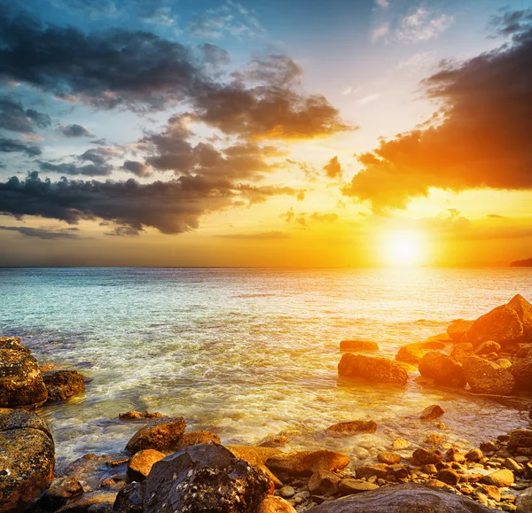 Fantastisk himmel över havet. solnedgång landskap — Stockfoto