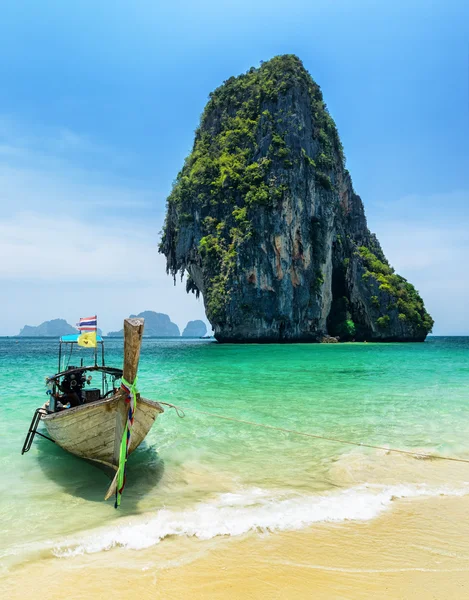 Barcos na praia de Phra Nang, Tailândia — Fotografia de Stock