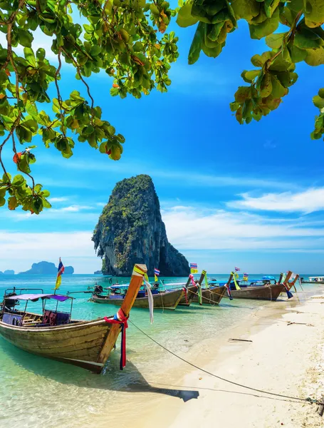 Barcos na praia de Phra Nang, Tailândia — Fotografia de Stock