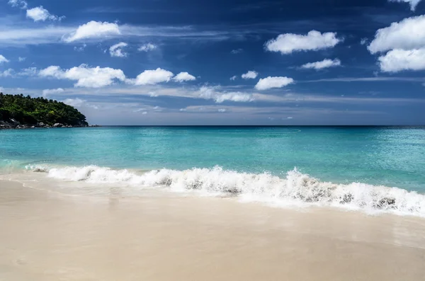 Krásná tropická pláž a modrá obloha — Stock fotografie