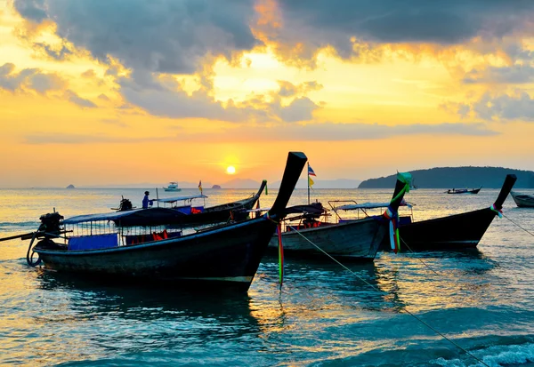 日落海滩的传统泰式船 — 图库照片