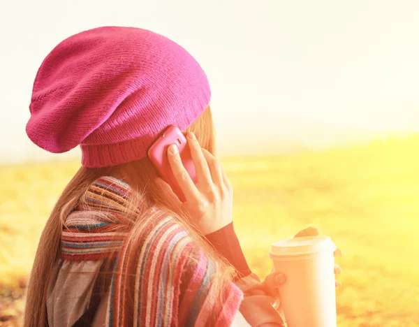 コーヒーのタンブラーを保持している若い女性。屋外のポートレート — ストック写真