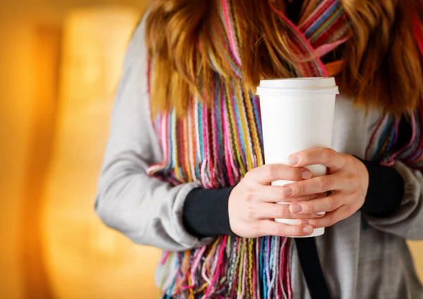 カフェでコーヒーのタンブラーを保持している若い女性 — ストック写真