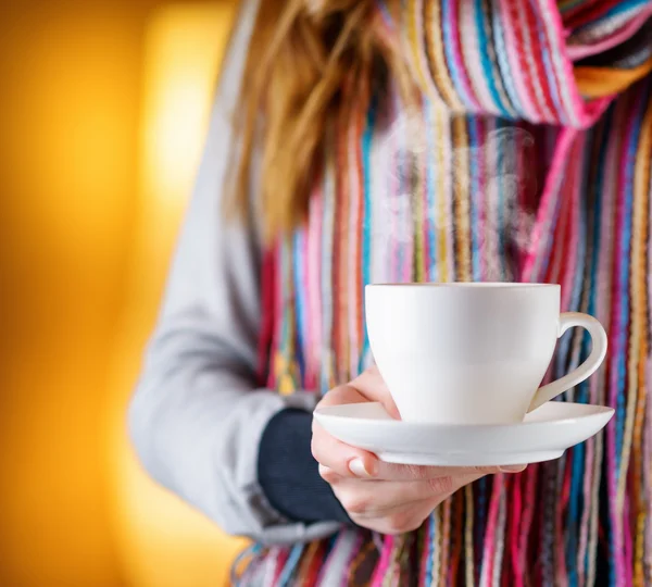 Mujer joven sosteniendo una taza de café en la cafetería —  Fotos de Stock