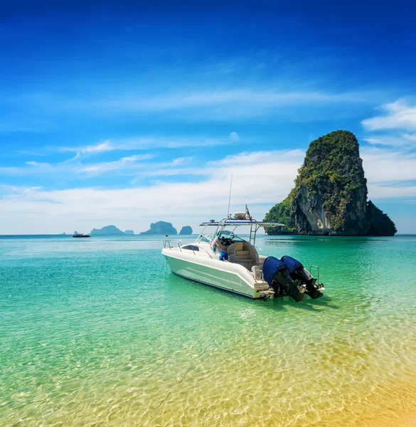 Barcos na praia de Phra Nang, Tailândia — Fotografia de Stock