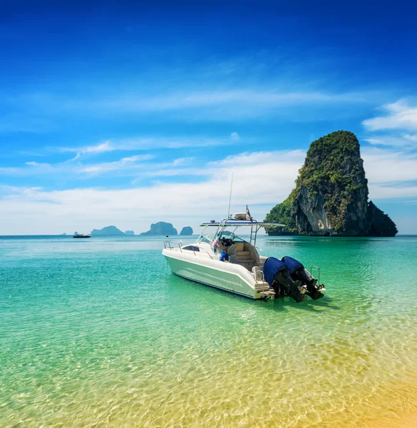 Båtar på phra nang beach, thailand — Stockfoto