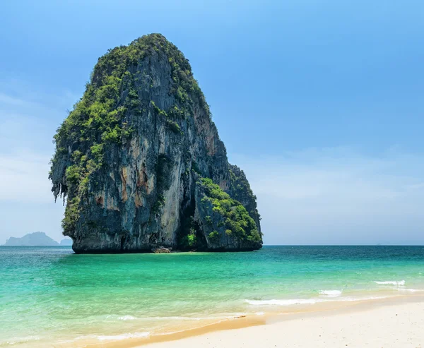 清澈的水和蓝蓝的天空。phra nang 海滩泰国 — 图库照片