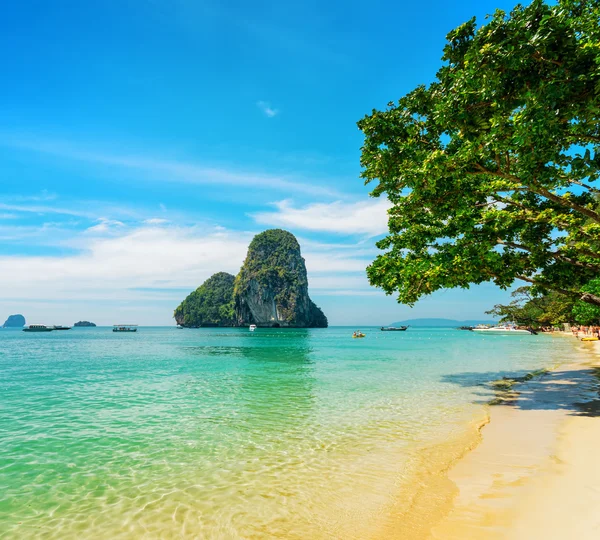 Água limpa e céu azul. Praia de Phra Nang, Tailândia — Fotografia de Stock
