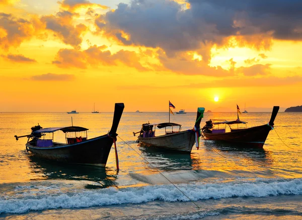 Barche tradizionali tailandesi alla spiaggia del tramonto — Foto Stock