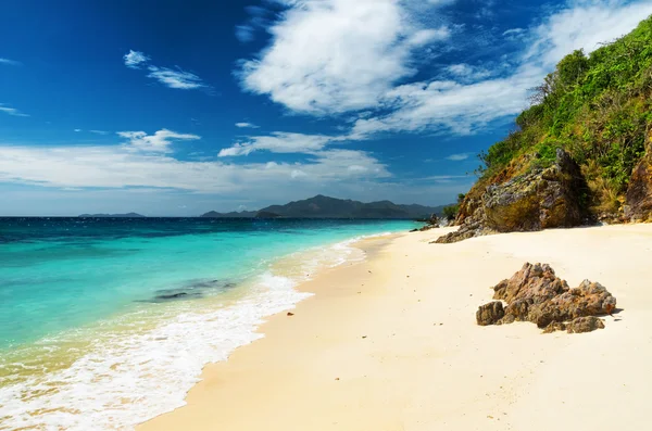白い砂のビーチです。malcapuya 島フィリピン ストック画像