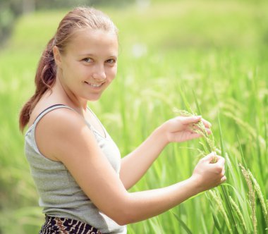 Genç kadın pirinç tarlasında