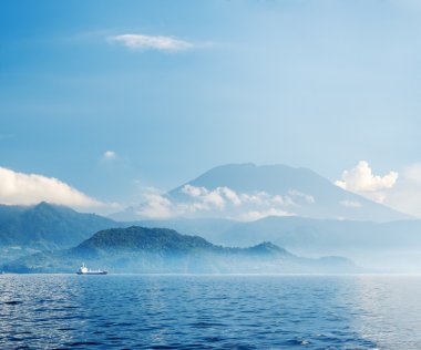 tropikal deniz ve mavi gökyüzü