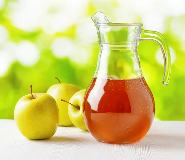 Jarro de suco de maçã no fundo da natureza — Fotografia de Stock