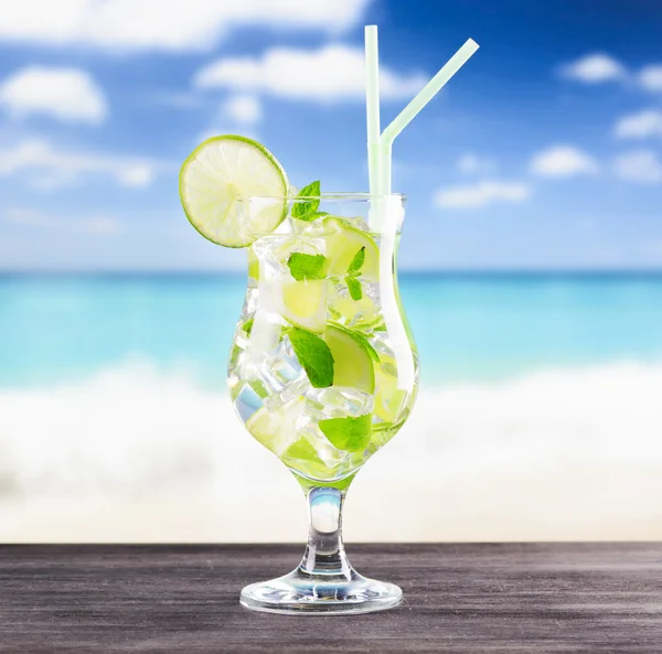 Glas mojito cocktail op een strand — Stockfoto