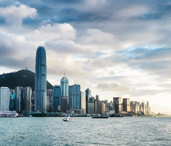 Günbatımında Hong Kong 'un ufuk çizgisi — Stok fotoğraf