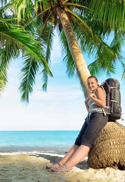 Młoda kobieta backpacker na plaży — Zdjęcie stockowe