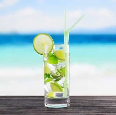 mojito bir plajda kokteyl bardak