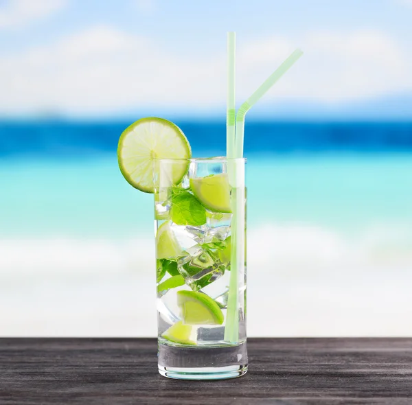 Glass of mojito cocktail on a beach — Stock Photo, Image
