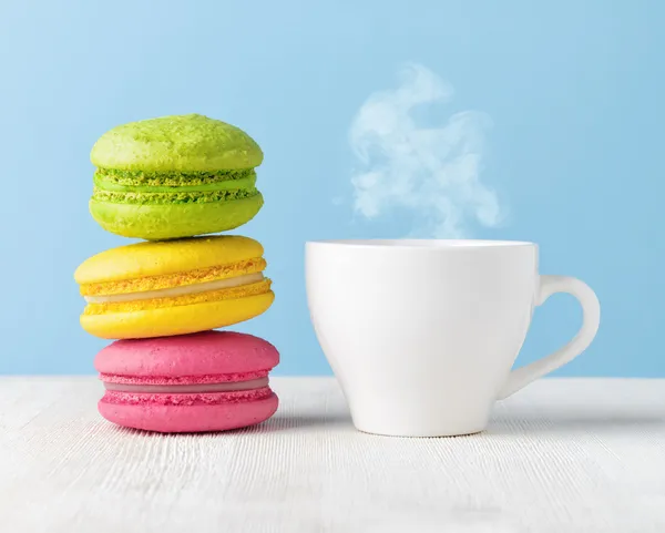 Macaron e xícara de café — Fotografia de Stock