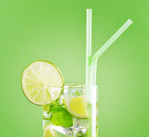 Glas mojito cocktail på pastell grön bakgrund — Stockfoto