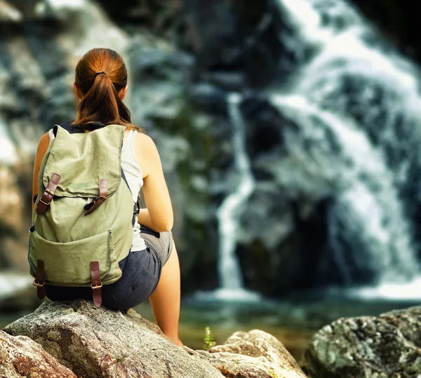 Escursionista femminile guardando cascata — Foto Stock