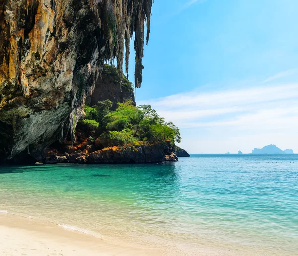 Helder water en blauwe hemel. Phra nang beach, thailand — Stockfoto