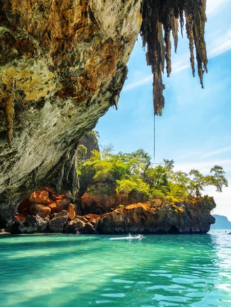 Água limpa e céu azul. Praia de Phra Nang, Tailândia — Fotografia de Stock