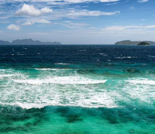 Tropische zee en blauwe hemel — Stockfoto