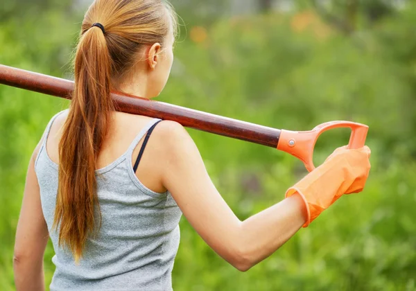 Frau arbeitet im Garten — Stockfoto