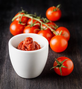 Olgun domates ve domates salçası