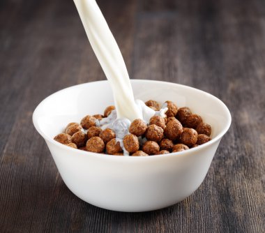 bir tabloda Çikolatalı gevrek kase