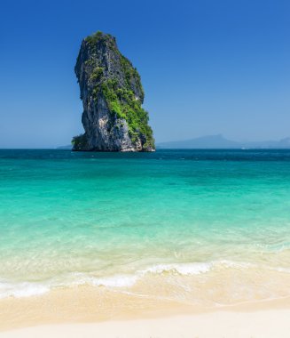 temiz su ve mavi gökyüzü. Phra nang beach, Tayland