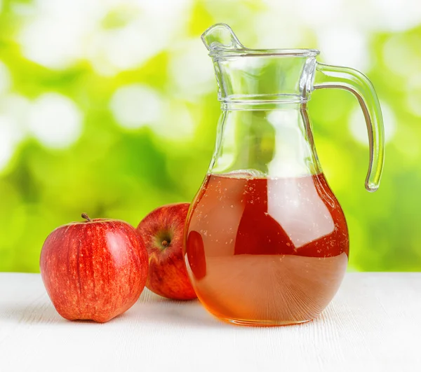 苹果汁对自然背景 jug — 图库照片