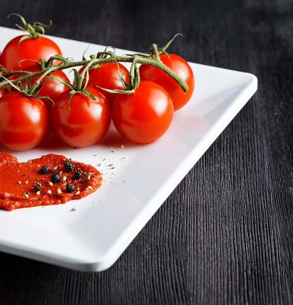 Tomates maduros y pasta de tomate — Foto de Stock