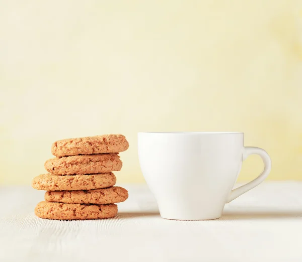 Galletas de avena y taza de café sobre mesa de madera — Foto de Stock