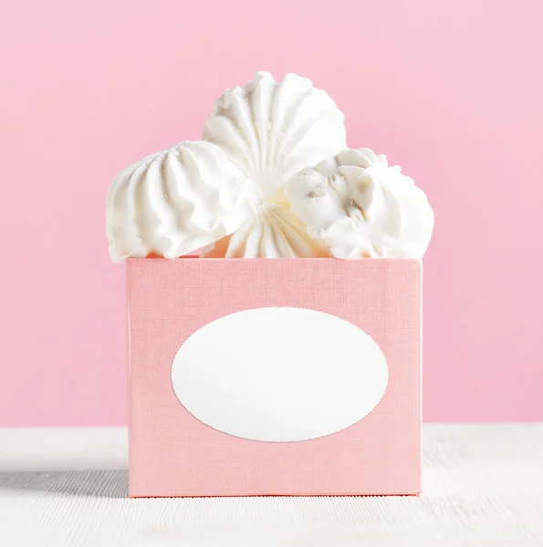 Sobremesa de marshmallow branco em caixa rosa — Fotografia de Stock