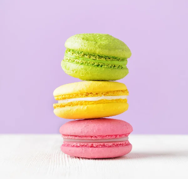 Macaron su tavolo di legno bianco — Foto Stock