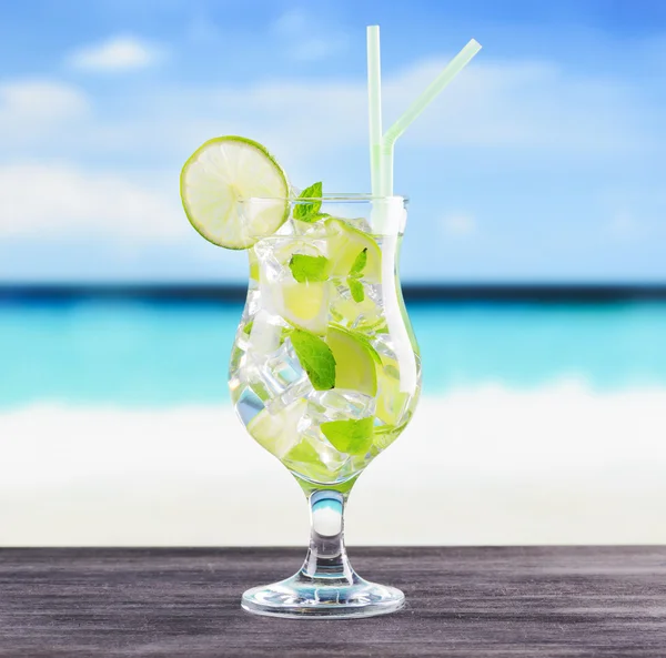 Glas mojito cocktail op een strand — Stockfoto