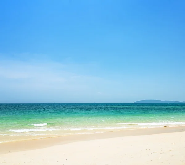 Acqua limpida e cielo blu. Spiaggia di Phra Nang, Thailandia — Foto Stock