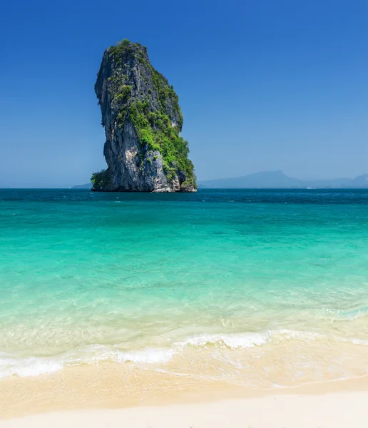 Acqua limpida e cielo blu. Spiaggia di Phra Nang, Thailandia — Foto Stock