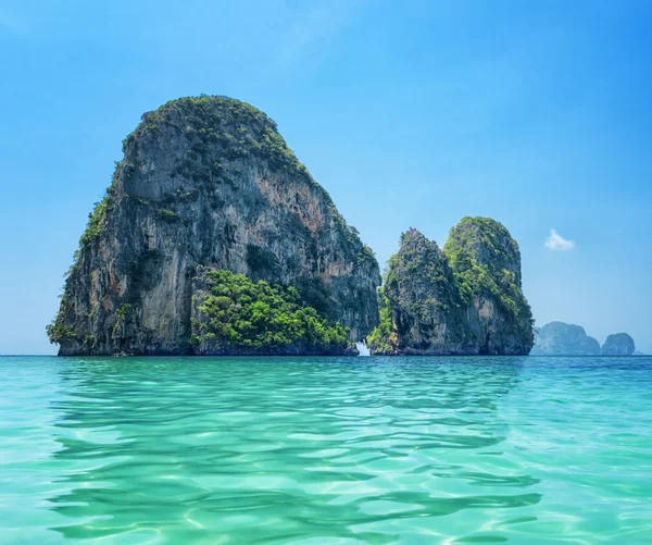 Agua clara y cielo azul. Phra Nang playa, Tailandia —  Fotos de Stock