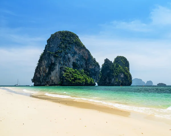 Água limpa e céu azul. Praia de Phra Nang, Tailândia — Fotografia de Stock