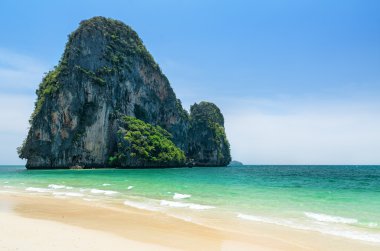 temiz su ve mavi gökyüzü. Phra nang beach, Tayland