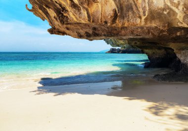 temiz su ve mavi gökyüzü. krabi il, Tayland Beach