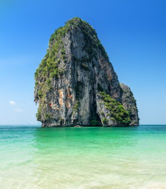temiz su ve mavi gökyüzü. Phra nang beach, Tayland